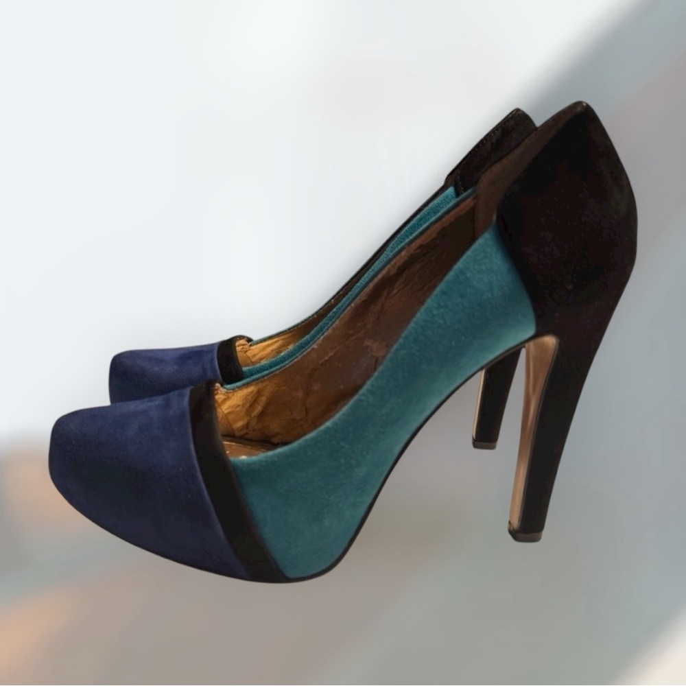 BCBGeneration size 9M Teal Blue, light bluebUltra suede Color block Pumps